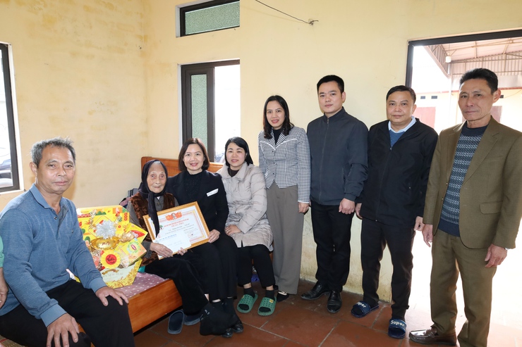 Phường Tùng Thiện chăm lo Tết Bính Ngọ 2026, thăm hỏi gia đình chính sách, người cao tuổi và hộ cận nghèo