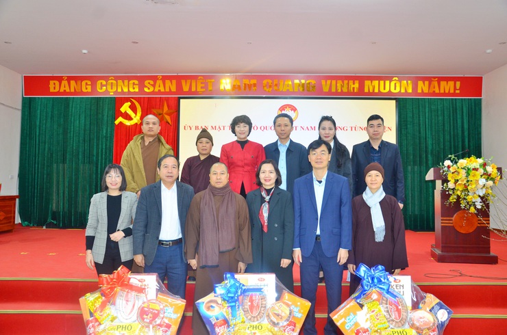 Ban đại diện Liên xã Phật giáo Sơn Tây chúc Tết Đảng bộ và chính quyền phường Tùng Thiện