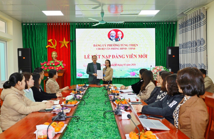 Phường Tùng Thiện kết nạp hai đảng viên mới, tăng cường sức trẻ cho tổ chức cơ sở Đảng