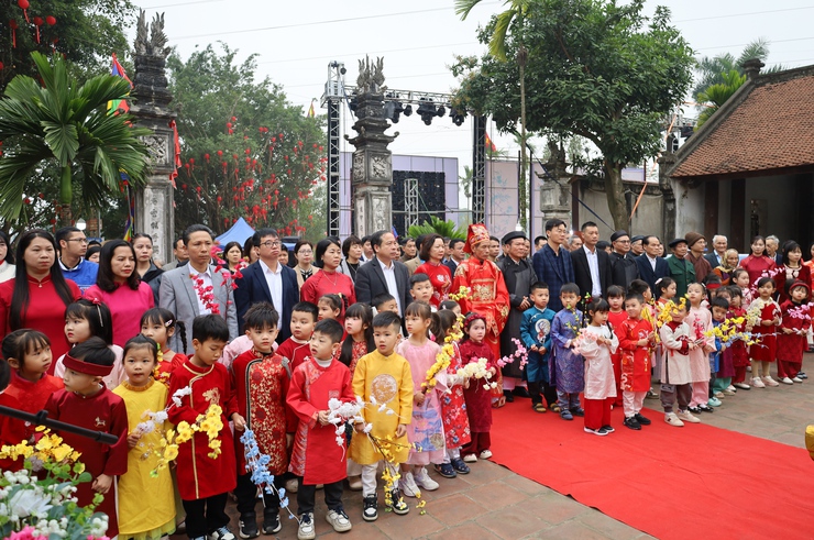 Phường Tùng Thiện thành kính dâng hương Đức Thánh Tản Viên Sơn, khởi đầu năm mới bằng mạch nguồn văn hóa truyền thống