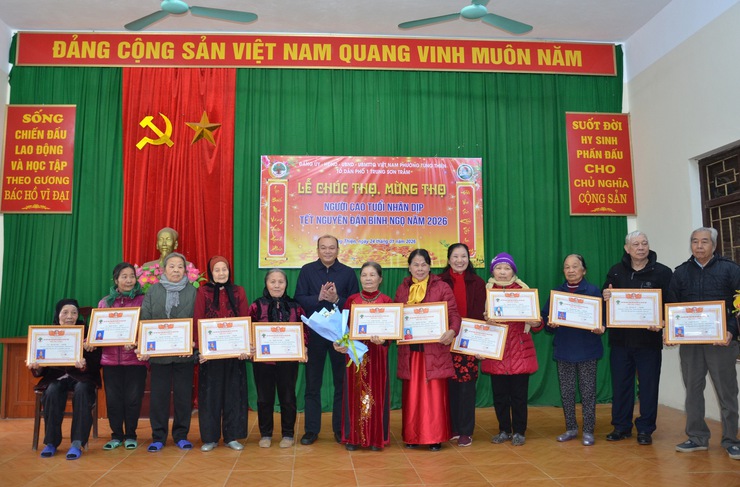 Phường Tùng Thiện trang trọng mừng thọ 748 người cao tuổi, lan tỏa nét đẹp “kính lão, trọng thọ” đầu Xuân Bính Ngọ
