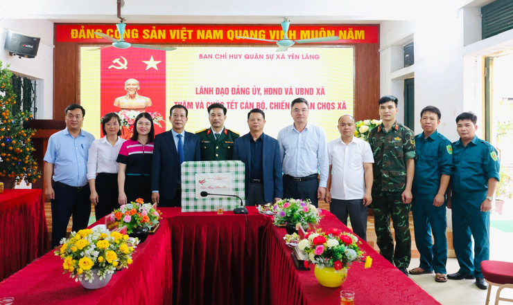 Lãnh đạo xã Yên Lãng động viên lực lượng công an, quân sự trực Tết, giữ vững bình yên địa bàn