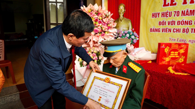 Xã Yên Lãng trang trọng trao Huy hiệu 70 năm tuổi Đảng cho đảng viên lão thành Nguyễn Văn Cung