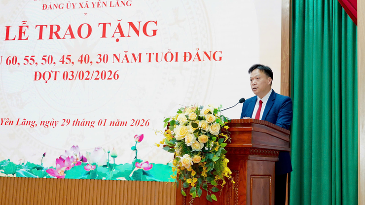 Đảng bộ xã Yên Lãng trang trọng trao Huy hiệu Đảng cho 49 đảng viên lão thành đợt 03-02