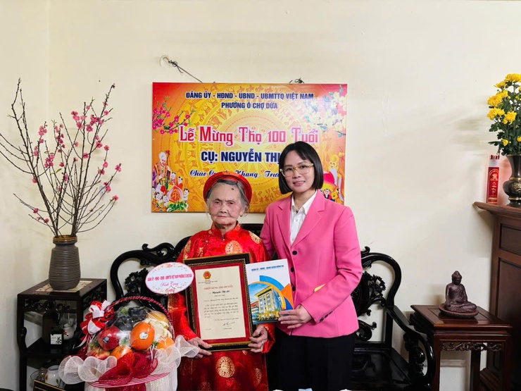 Phường Ô Chợ Dừa lan tỏa nghĩa tình đầu Xuân, chúc thọ người cao tuổi nhân dịp Tết Bính Ngọ 2026