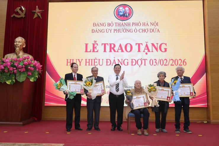Phường Ô Chợ Dừa trang trọng trao Huy hiệu Đảng cho 115 đảng viên lão thành