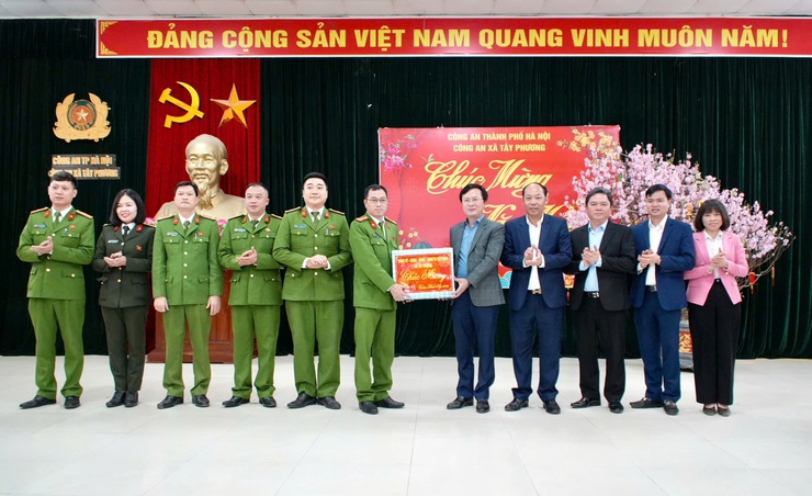 Xã Tây Phương: Lãnh đạo Đảng ủy, HĐND, UBND, Ủy ban MTTQ Việt Nam thăm, chúc Tết các lực lượng làm nhiệm vụ