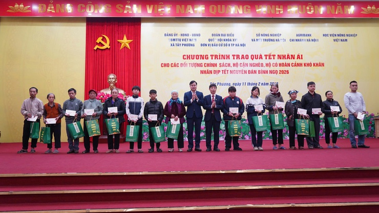 Xã Tây Phương trao hàng trăm suất quà Tết, lan tỏa nghĩa tình vì người nghèo dịp Xuân Bính Ngọ 2026