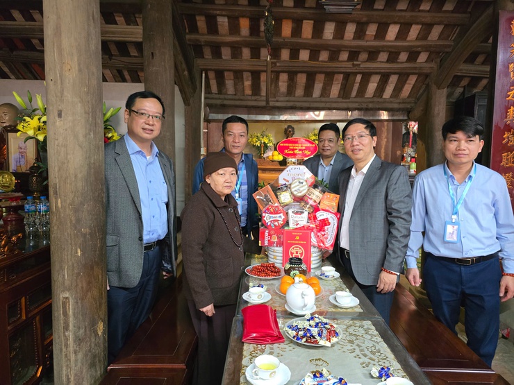 Xã Tây Phương: Lãnh đạo Ban Tuyên giáo và Dân vận Thành ủy thăm, chúc Tết chùa Tây Phương dịp Xuân Bính Ngọ 2026
