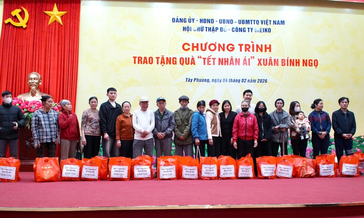 Xã Tây Phương trao 182 suất quà “Tết nhân ái” Xuân Bính Ngọ 2026, sẻ chia cùng hộ nghèo, hộ khó khăn