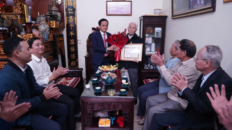 Xã Tây Phương trang trọng trao Huy hiệu 65 năm tuổi Đảng tại gia đình đảng viên lão thành Nguyễn Hữu Vỵ