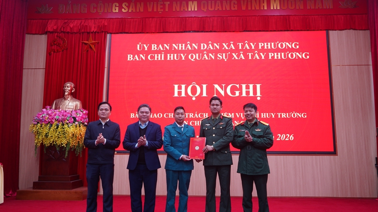 Xã Tây Phương kiện toàn nhân sự Ban Chỉ huy Quân sự, bàn giao nhiệm vụ Chỉ huy trưởng đúng quy định, chặt chẽ
