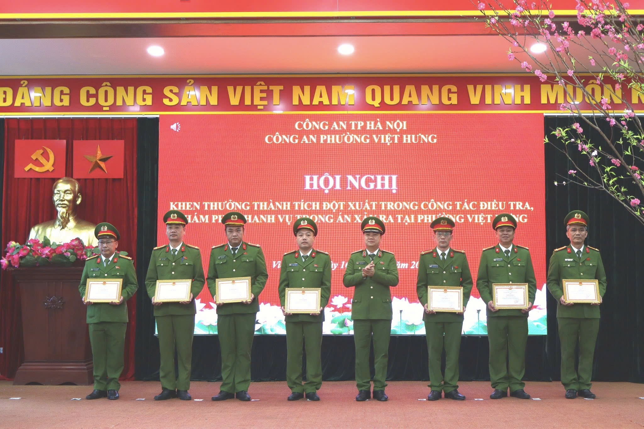 Phường Việt Hưng khen thưởng đột xuất lực lượng phá nhanh vụ trọng án trong 19 giờ