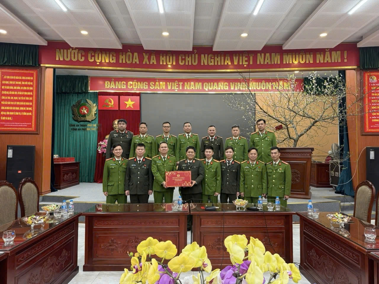 Lãnh đạo Bộ Công an động viên Công an phường Tây Hồ, yêu cầu giữ vững kỷ cương, chủ động bảo đảm an ninh từ cơ sở