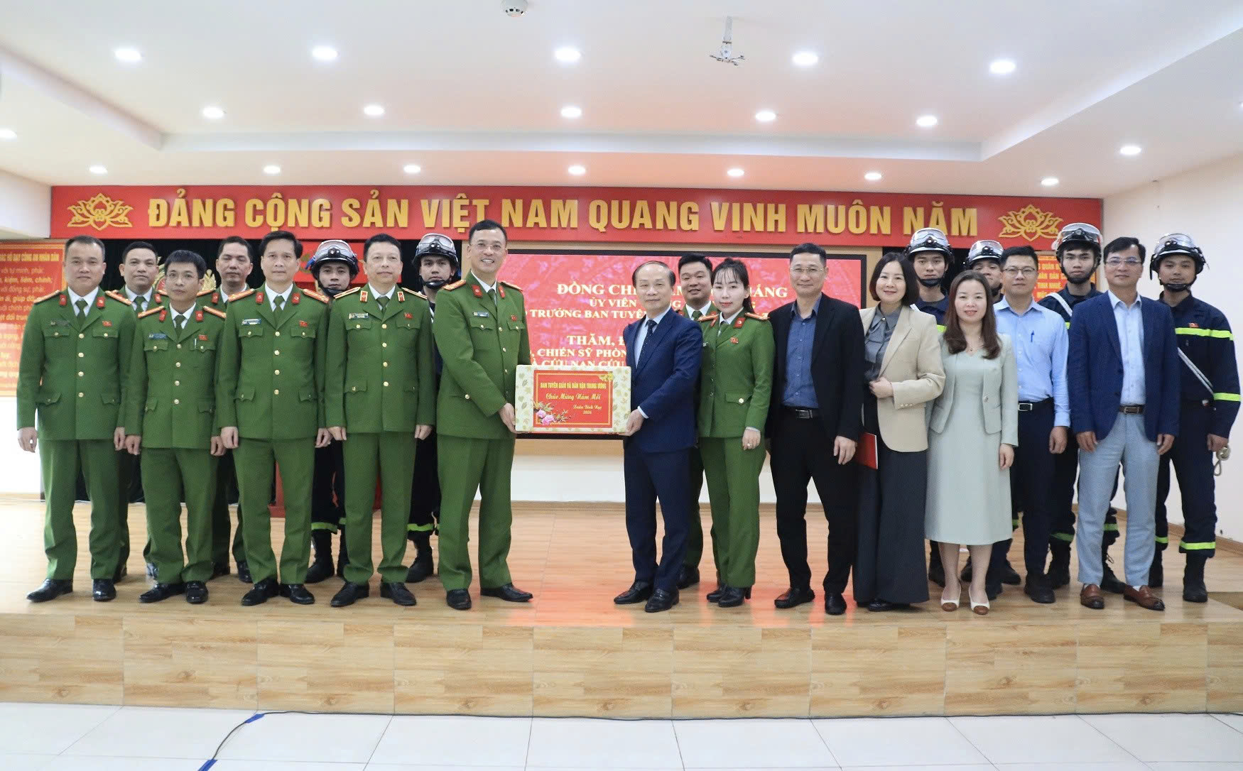 Lãnh đạo Ban Tuyên giáo và Dân vận Trung ương thăm, động viên lực lượng Cảnh sát PCCC và CNCH Thủ đô dịp Tết Bính Ngọ 2026