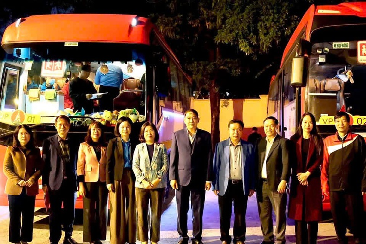 “Chuyến xe Công đoàn” Thường Tín đưa người lao động về quê đón Tết ấm áp, nghĩa tình