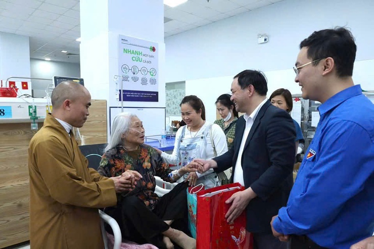 Ủy ban MTTQ Việt Nam xã Thường Tín lan tỏa nghĩa tình, trao hàng trăm phần quà Tết tới bệnh nhân khó khăn