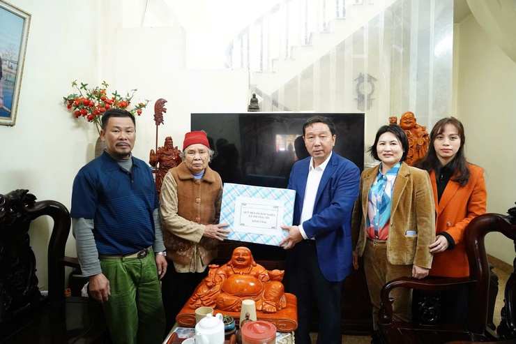 Xã Thường Tín thăm, tặng quà người có công dịp Tết Nguyên đán Bính Ngọ 2026