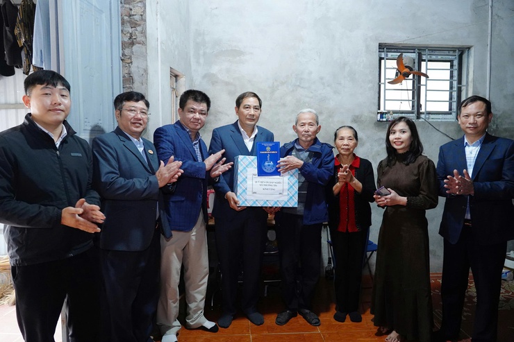 Xã Thường Tín: Thăm, tặng quà người có công và cụ tròn 100 tuổi dịp Xuân Bính Ngọ 2026