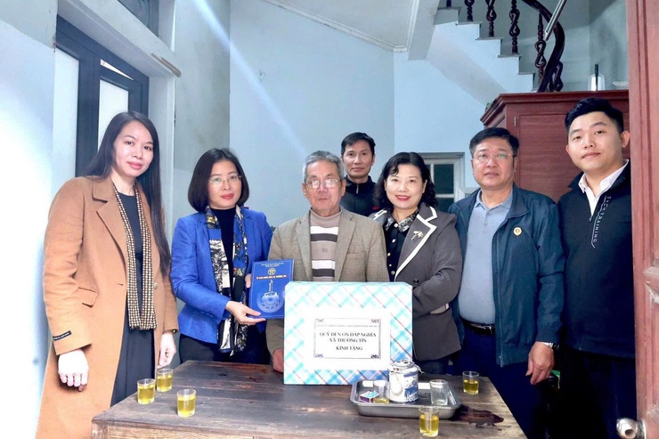 Xã Thường Tín thăm, tặng quà người có công, lan tỏa nghĩa tình dịp Xuân Bính Ngọ 2026