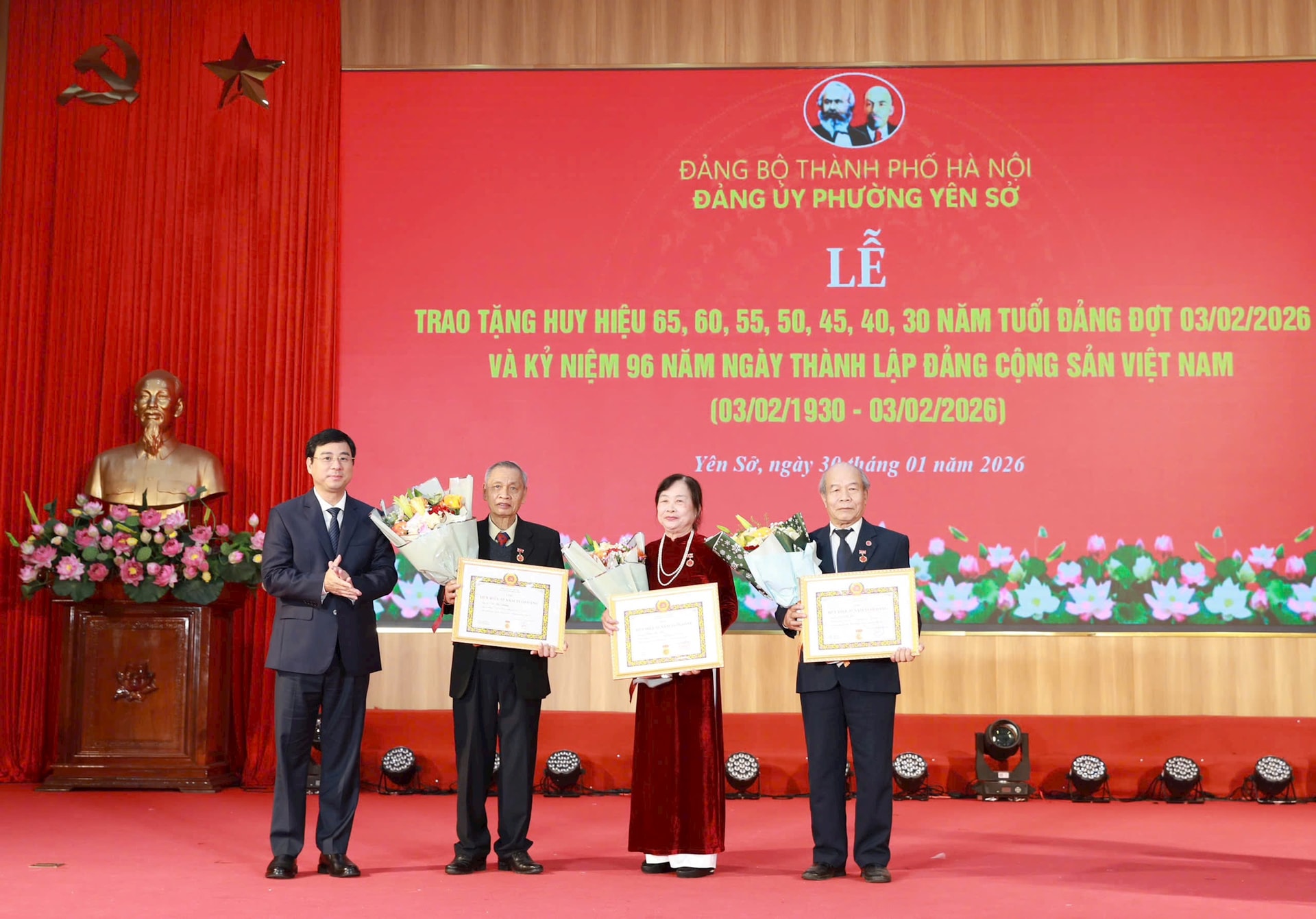Phường Yên Sở trang trọng trao Huy hiệu Đảng, tri ân những đảng viên trọn đời cống hiến