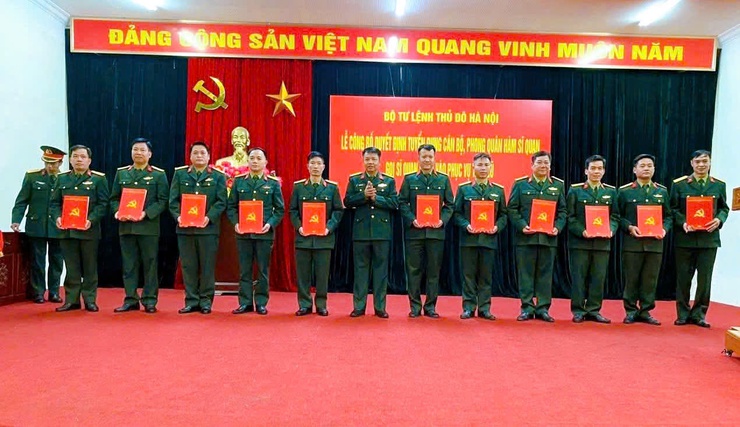 Bộ Tư lệnh Thủ đô Hà Nội trao quyết định tuyển dụng, phong quân hàm và gọi sĩ quan dự bị, tăng cường lực lượng cho cơ sở