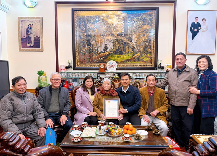 Phường Thanh Liệt thăm, tặng quà người có công, người cao tuổi tiêu biểu dịp Xuân Bính Ngọ 2026