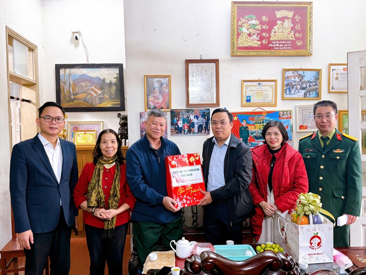 Phường Thanh Liệt: Lãnh đạo phường thăm, tặng quà người có công và người cao tuổi dịp Xuân Bính Ngọ 2026