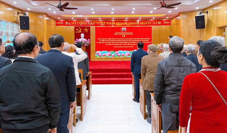 Phường Thanh Liệt trang trọng trao Huy hiệu Đảng, tôn vinh 74 đảng viên tiêu biểu dịp kỷ niệm 96 năm Ngày thành lập Đảng