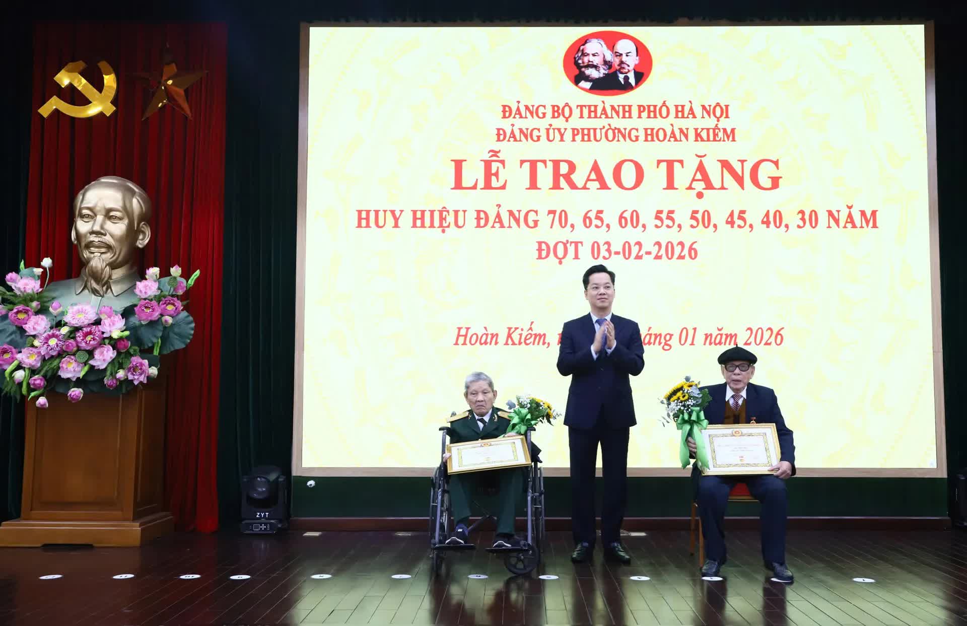 Đảng bộ phường Hoàn Kiếm tri ân 132 đảng viên lão thành trong lễ trao Huy hiệu Đảng đợt 03-02