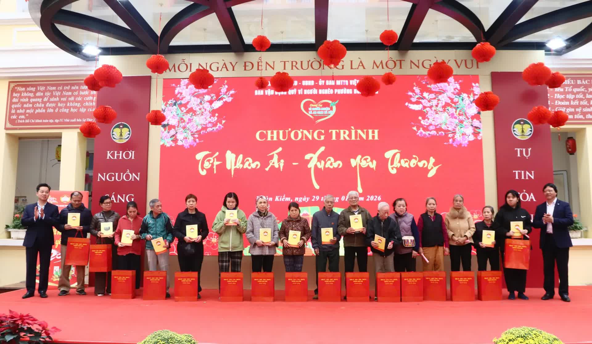 Phường Hoàn Kiếm trao hỗ trợ hộ khó khăn trong chương trình “Tết nhân ái - Xuân yêu thương”