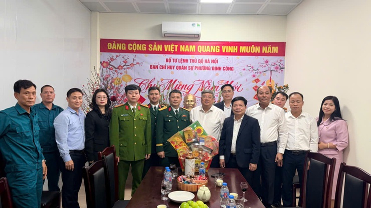 Phường Định Công thăm, chúc Tết lực lượng trực chiến, bảo đảm bình yên dịp Bính Ngọ 2026