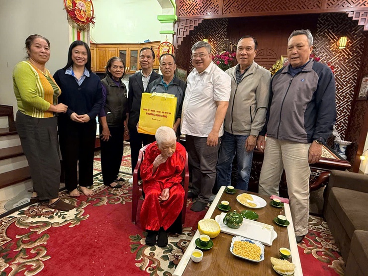 Phường Định Công: Lan tỏa nghĩa tình qua hoạt động thăm, tặng quà gia đình chính sách và người cao tuổi dịp Xuân Bính Ngọ 2026