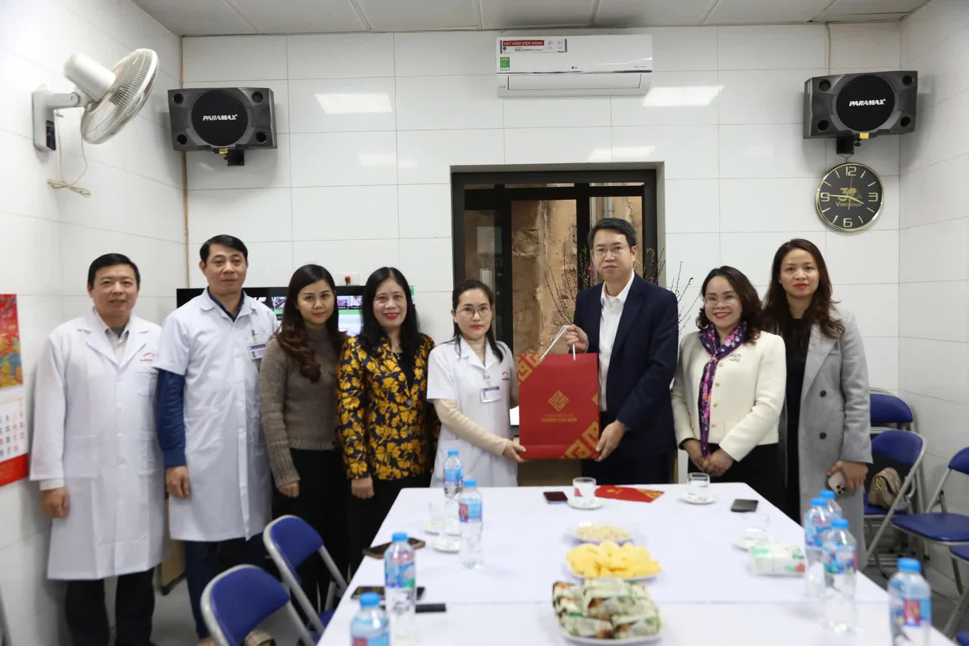 Phường Cửa Nam tri ân đội ngũ y tế cơ sở, tặng quà Tết nhân dịp kỷ niệm 71 năm Ngày Thầy thuốc Việt Nam