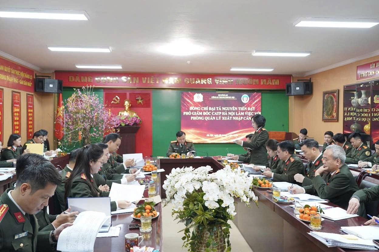Hà Nội: Công an thành phố làm việc với Phòng Quản lý xuất nhập cảnh, siết chặt kỷ cương, nâng cao hiệu quả quản lý