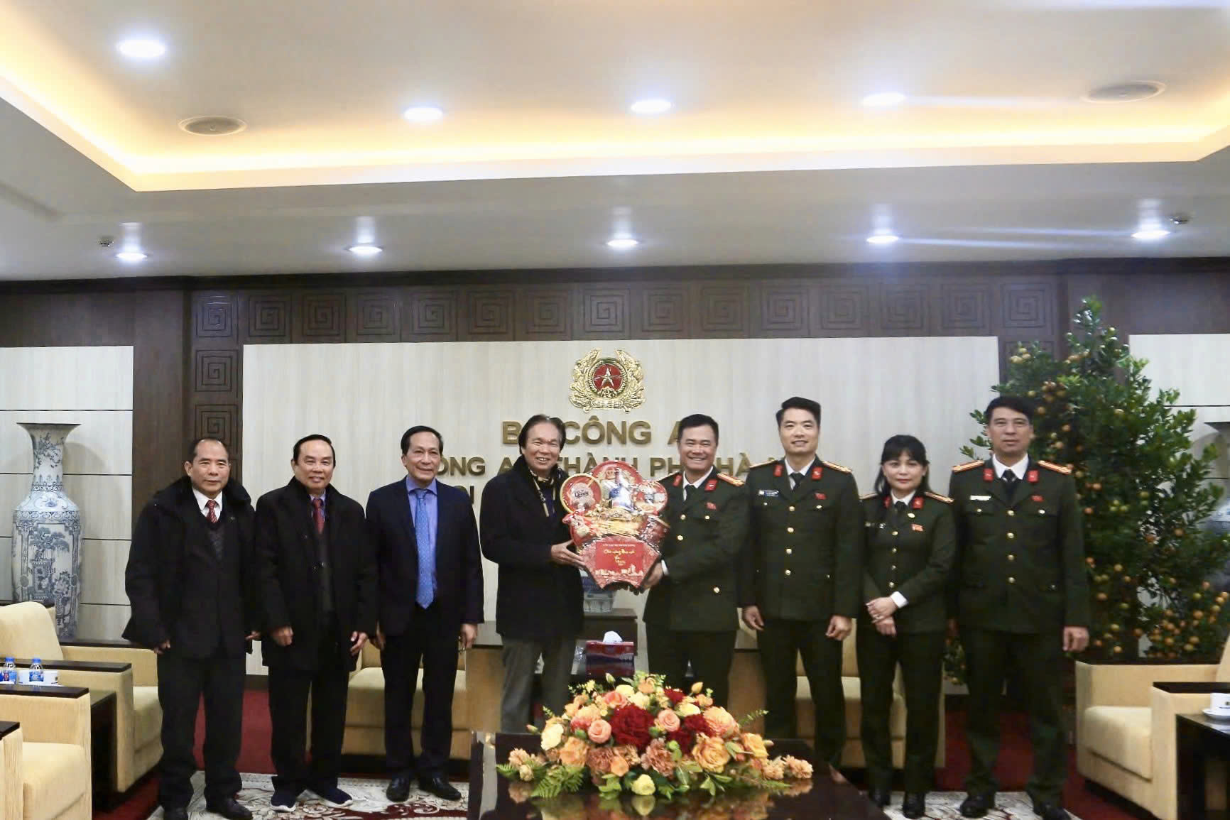 Hà Nội: CLB Thăng Long thăm, chúc Tết Công an thành phố, củng cố gắn kết vì bình yên Thủ đô