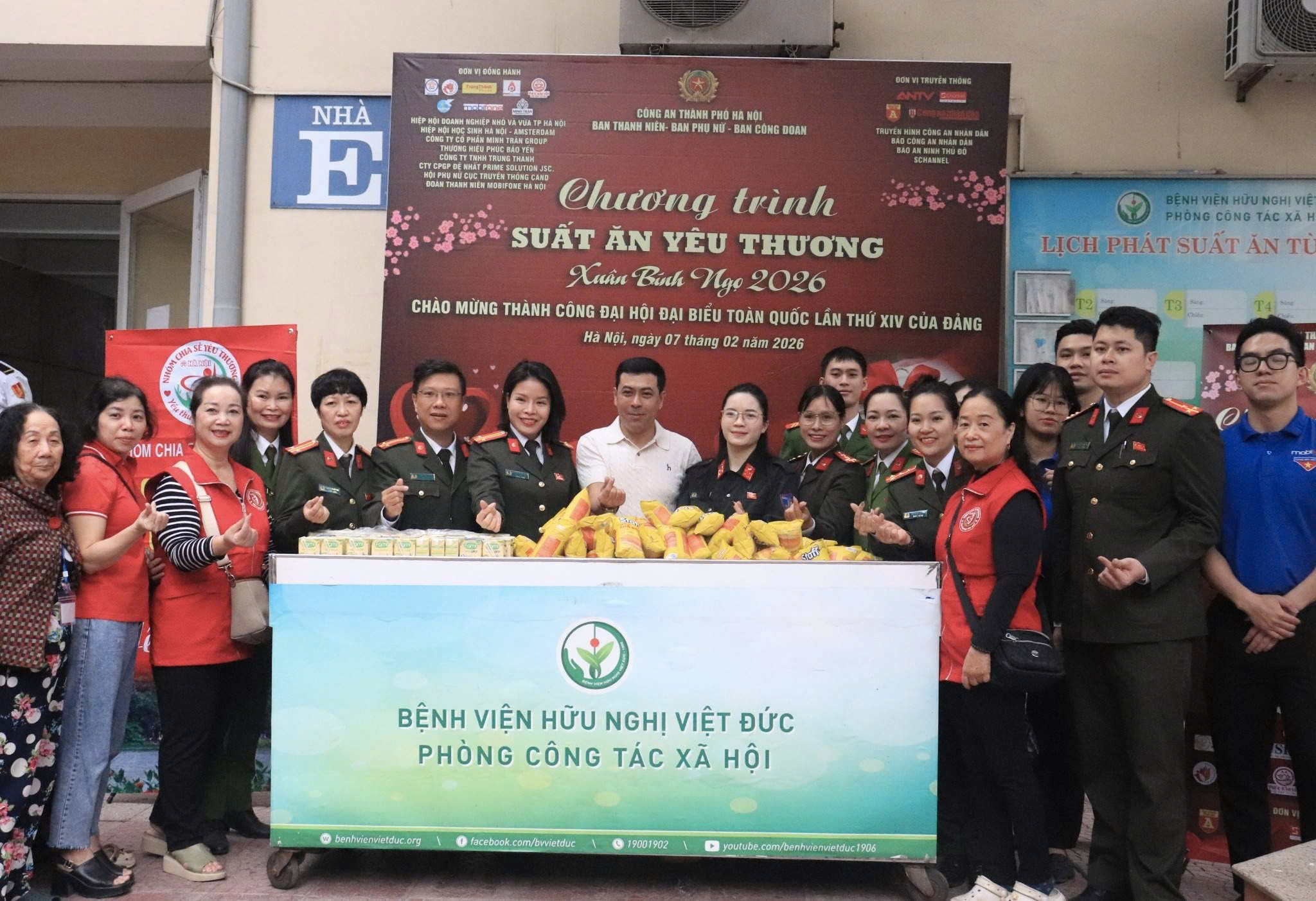 Công an thành phố Hà Nội lan tỏa “Suất ăn yêu thương” tại Bệnh viện Việt Đức, sẻ chia cùng người bệnh dịp Xuân 2026