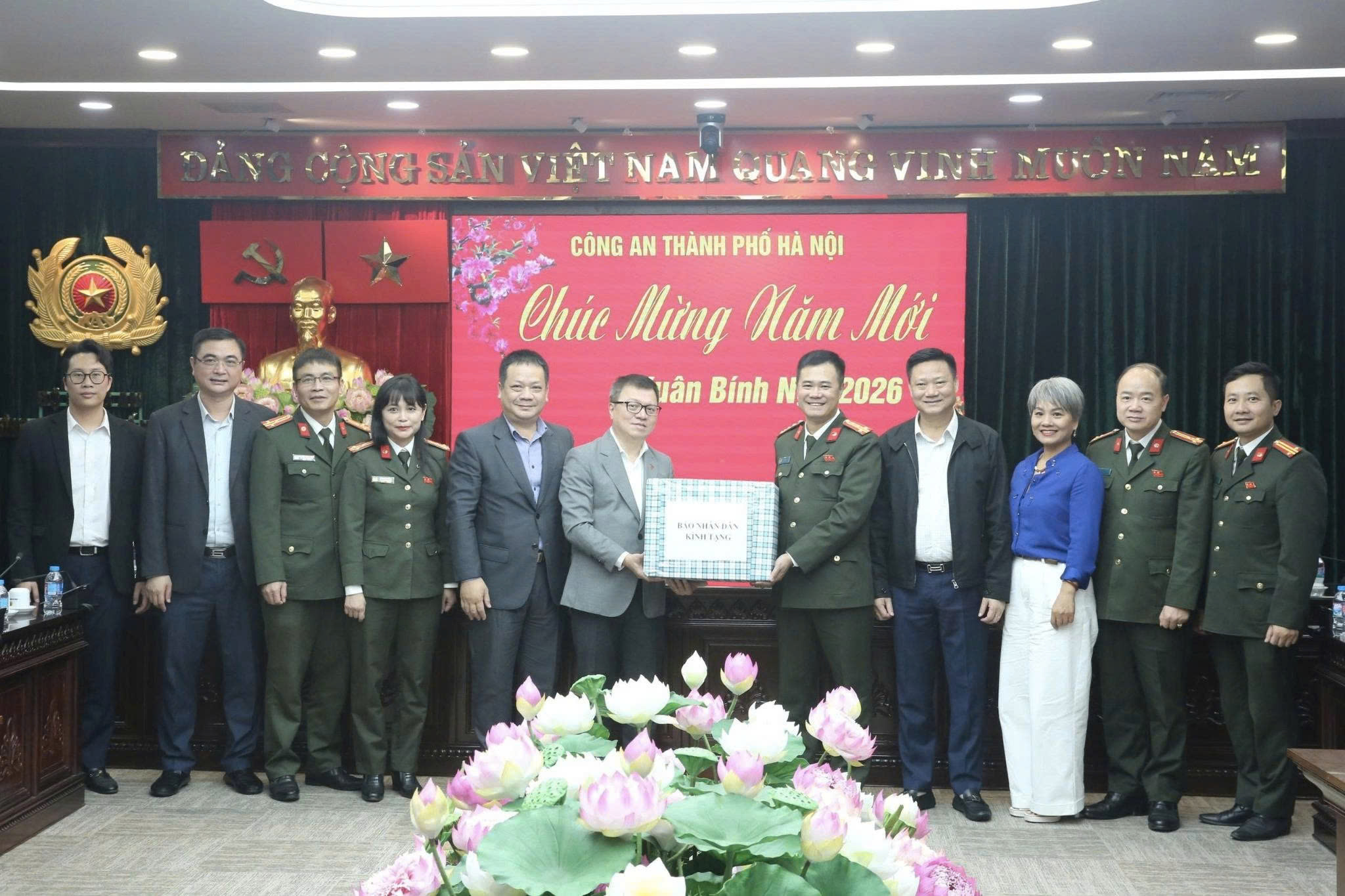 Công an thành phố Hà Nội đón tiếp lãnh đạo Báo Nhân Dân thăm, chúc Tết, tăng cường phối hợp tuyên truyền