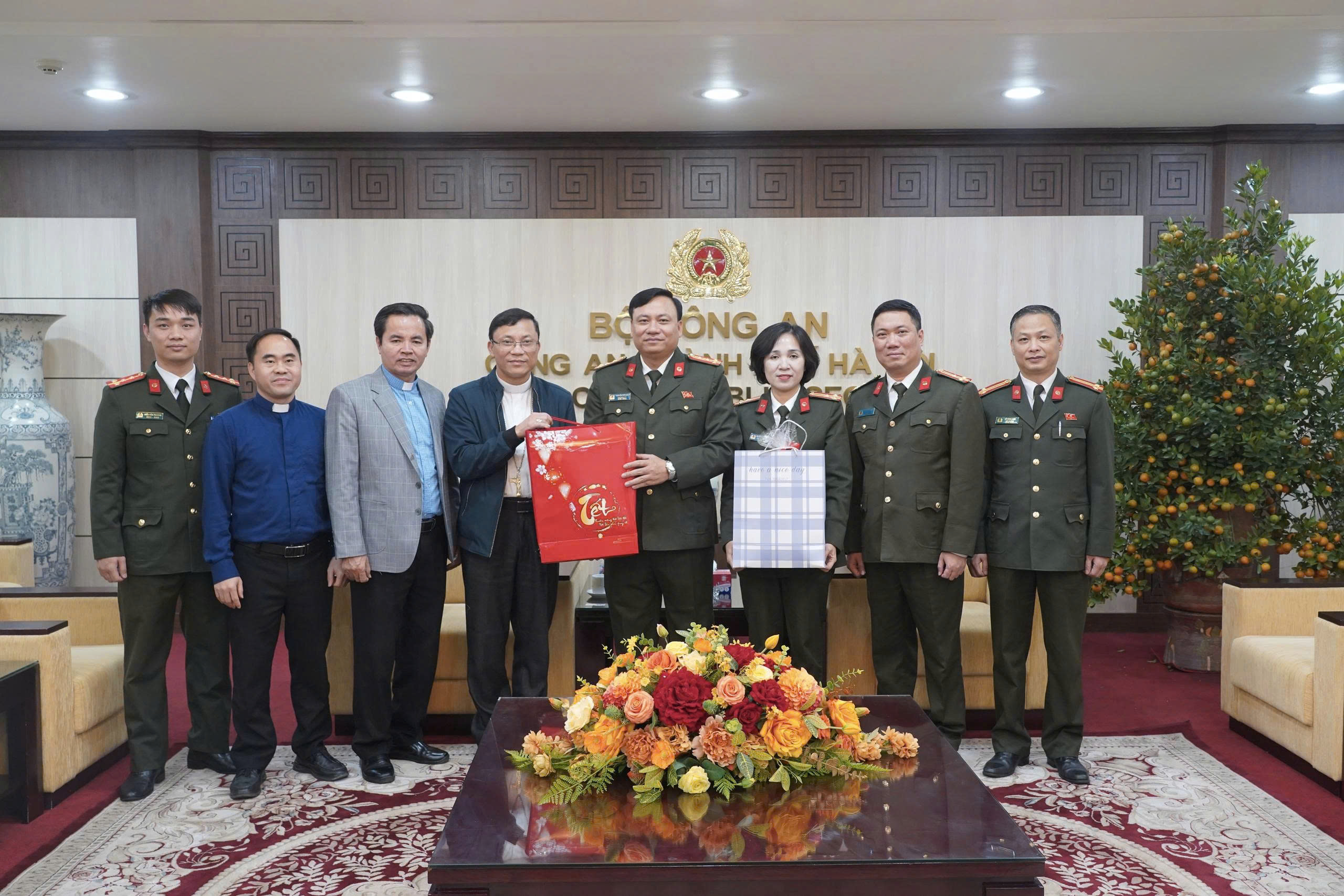 Giáo phận Hưng Hóa thăm, chúc Tết Công an thành phố Hà Nội, tăng cường gắn kết trong bảo đảm an ninh trật tự