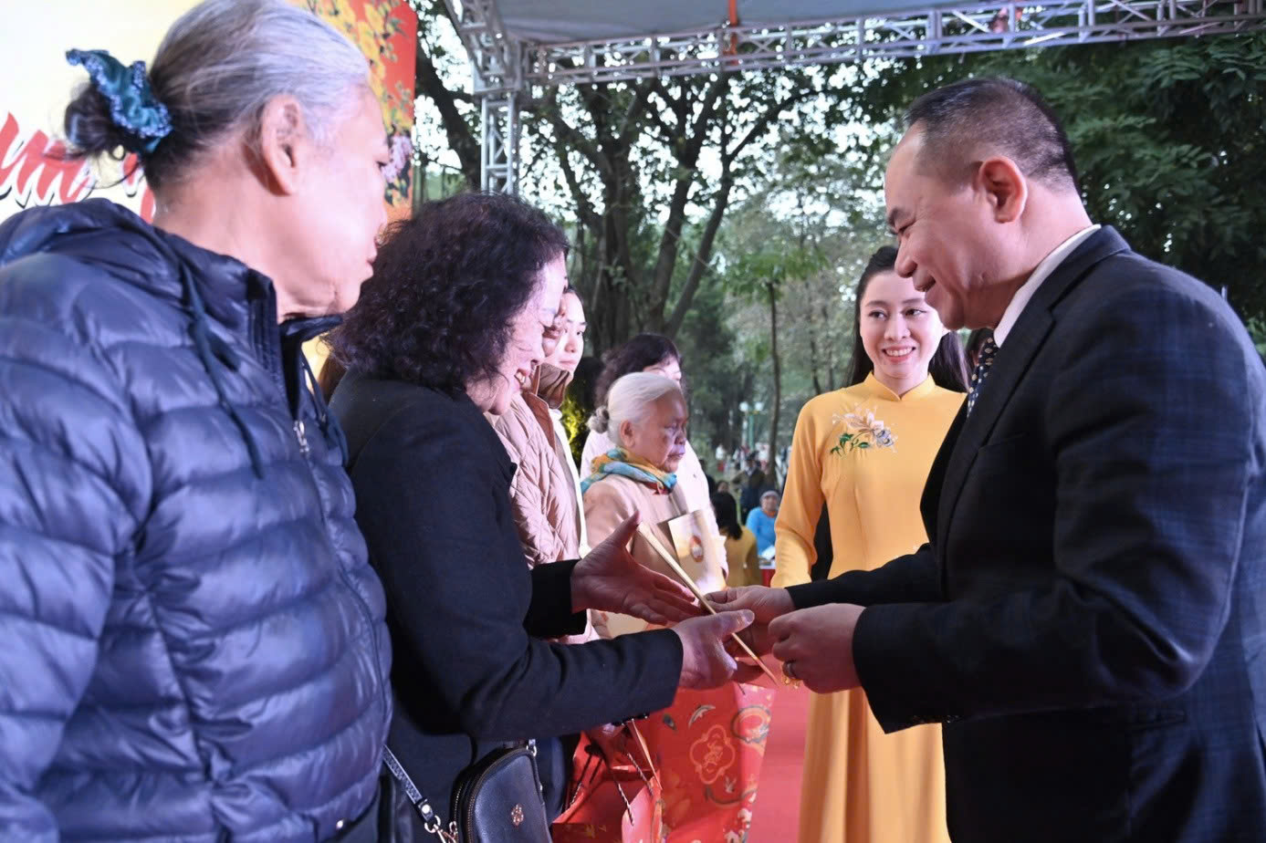 Phường Nghĩa Đô: Giám đốc Công an Thành phố chung vui Ngày hội “Xuân gắn kết – Tết sum vầy”, lan tỏa tinh thần đoàn kết cộng đồng