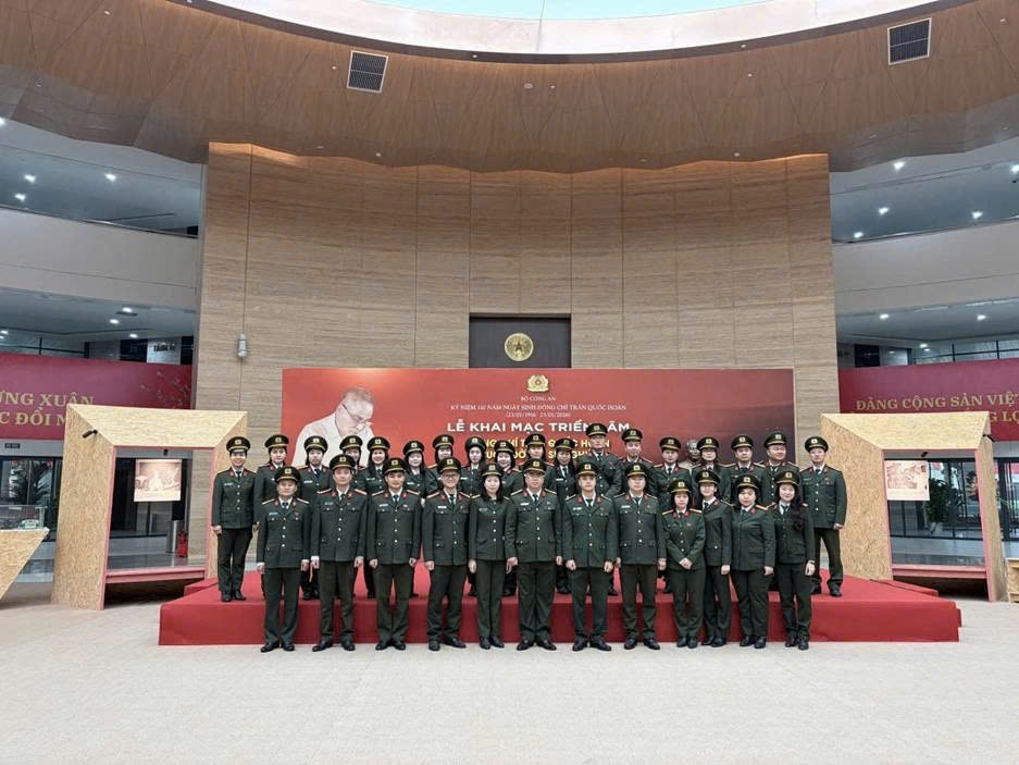 Công an thành phố Hà Nội: Phòng An ninh chính trị nội bộ đẩy mạnh giáo dục truyền thống qua triển lãm đồng chí Trần Quốc Hoàn
