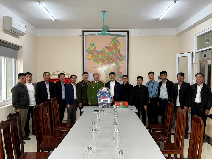 Công an xã Quảng Bị đón Xuân nghĩa tình: Gắn kết đồng bào Công giáo, lan tỏa yêu thương tới người bệnh