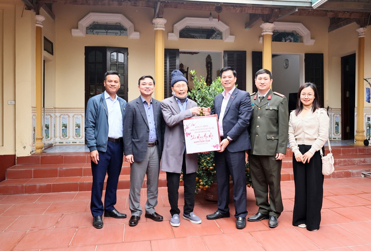 Xã Quảng Bị thăm, chúc Tết nguyên lãnh đạo huyện Chương Mỹ (trước đây), tri ân thế hệ đi trước