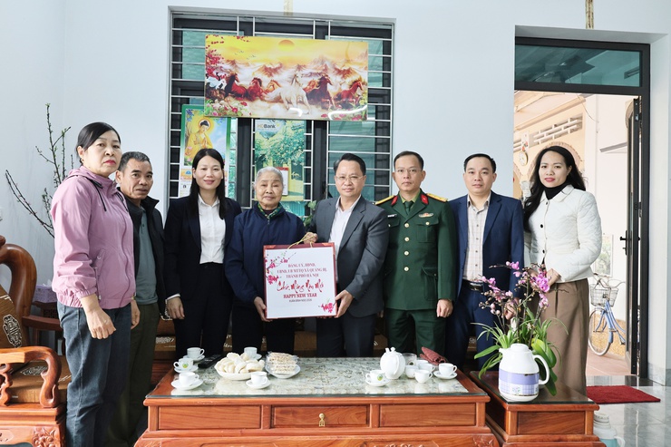 Lãnh đạo xã Quảng Bị thăm, chúc Tết nguyên lãnh đạo huyện Chương Mỹ (trước đây), tri ân những đóng góp cho quê hương