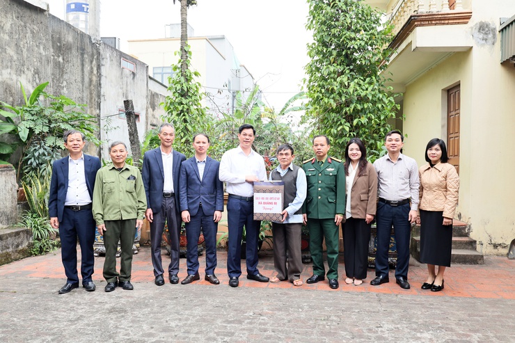Xã Quảng Bị chăm lo Tết người có công, mừng thọ người cao tuổi tròn 100 tuổi dịp Xuân Bính Ngọ 2026