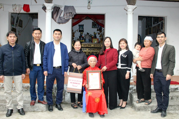 Xã Quảng Bị thăm, tặng quà Tết người có công và các cụ tròn 100 tuổi dịp Xuân Bính Ngọ 2026