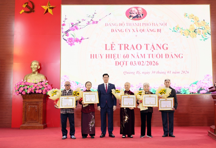 Xã Quảng Bị trang trọng trao Huy hiệu Đảng, tôn vinh 33 đảng viên lão thành dịp 3-2