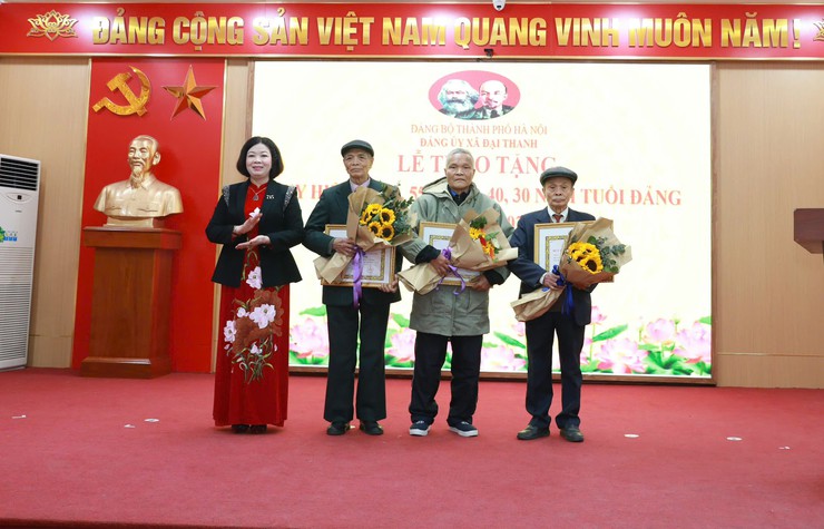 Đảng bộ xã Đại Thanh trao Huy hiệu Đảng cho 45 đảng viên, lan tỏa giá trị cống hiến và truyền thống cách mạng