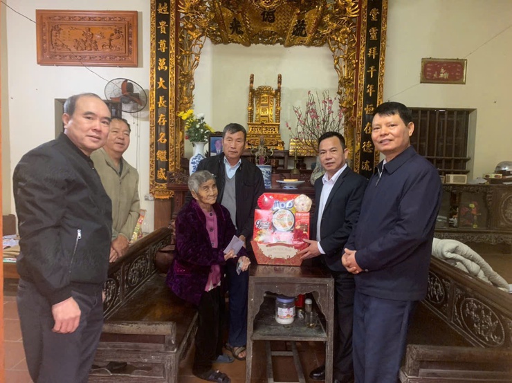 Xã Dân Hòa thăm hỏi, tặng quà Tết Bính Ngọ 2026, lan tỏa đạo lý “Uống nước nhớ nguồn”