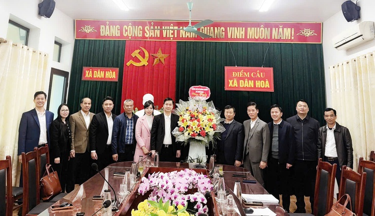 Đảng bộ xã Dân Hoà đón nhận tình cảm gắn bó từ các chi bộ trực thuộc nhân kỷ niệm 96 năm Ngày thành lập Đảng